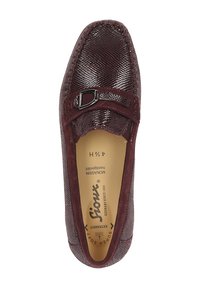 Bordeaux moccasin met mesh-textuur en suede accenten. Voorzien van een zilveren gesp-detail en een comfortabele voetbed. Rubberen zool voor grip.