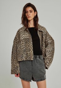 KENZIE CLEAN - Džinsinis švarkelis - leo print