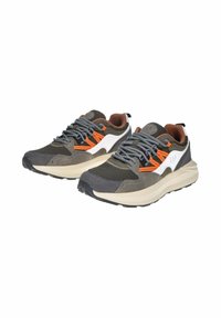 Scarpe sportive con un mix di mesh verde scuro e materiale scamosciato, dettagli arancioni, lacci grigi e un logo bianco su una suola beige.