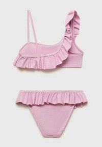 Ružový plavkový set s volánovým detailom na vrchu a spodku. Materiál je hladký s jemným leskom. Obsahuje nastaviteľné ramienka.