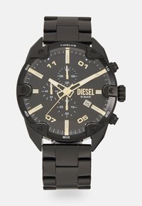 Montre en acier inoxydable noir avec un boîtier rond, accents dorés sur un cadran noir, trois sous-cadrans et un bracelet à maillons. Étanche jusqu'à 5 bars.