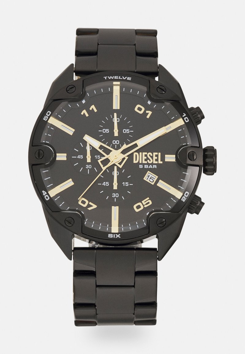 Montre en acier inoxydable noir avec un boîtier rond, accents dorés sur un cadran noir, trois sous-cadrans et un bracelet à maillons. Étanche jusqu'à 5 bars.