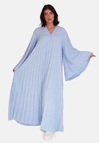 Lichtblauwe geplooide maxi-jurk met een V-hals en brede mouwen, gemaakt van lichtgewicht stof, met een vloeiende silhoutet.