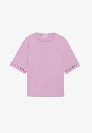 T-shirt rose à manches courtes en tissu doux, avec des détails en dentelle sur les poignets et un col rond classique.