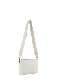 Borsa a tracolla di un leggero beige realizzata in materiale soffice con chiusura con zip. Presenta una tracolla in tessuto rimovibile e dettagli in metallo argentato.