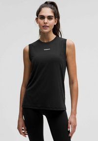 Czarny bezrękawnik sportowy z okrągłym dekoltem, wykonany z gładkiego materiału, z białym logo na piersi oraz płaskimi szwami.