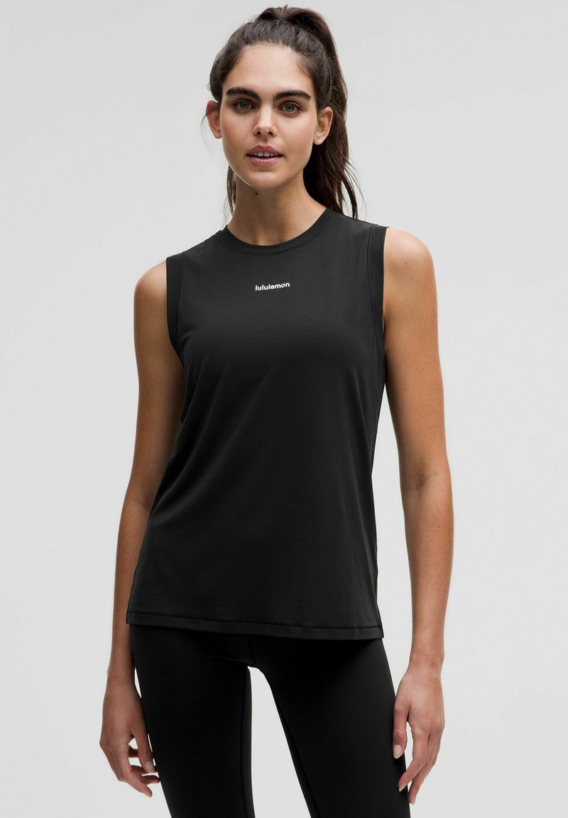 Czarny bezrękawnik sportowy z okrągłym dekoltem, wykonany z gładkiego materiału, z białym logo na piersi oraz płaskimi szwami.