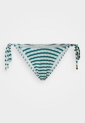 Dół od bikini w zielono-białe paski z wiązaniami po bokach zakończonymi złotymi metalowymi końcówkami na białym tle.
