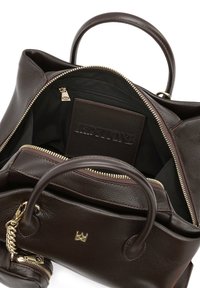 Borsa tote in pelle marrone con una texture liscia, dotata di accessori in oro, scomparti con zip e una fodera interna nera.