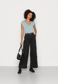 Pieces PCKAMALA - T-shirt básica - tourmaline