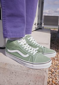 Não selecionado, shale green/true white
