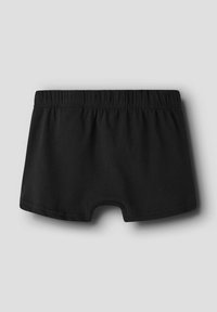 Czarne bawełniane bokserki z elastycznym pasem i przeszytym dołem, ułożone płasko na jasnoszarym tle.