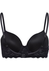 Svart bh med vadderade kupor och spetsdetaljer vid bandet. Justerbara axelband och en hysk-och-öga stängning på baksidan. Slät textur.