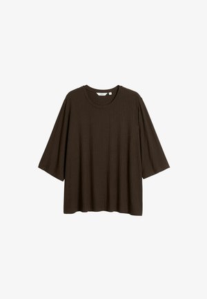 Brązowa, prążkowana bluzka o luźnym kroju z rękawami do łokci i okrągłym dekoltem, prezentowana na białym tle.