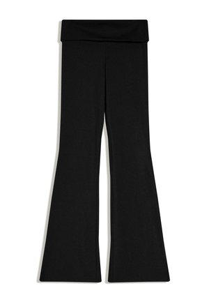 Czarne spodnie z wysokim stanem i rozszerzanymi nogawkami, z szerokim złożonym pasem, ułożone na płasko na białym tle.