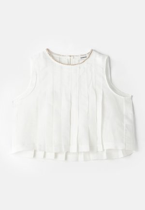 Blouse blanche sans manches avec plis, présentant un col rond orné d'une bordure métallique et d'une fermeture par bouton à l'arrière.