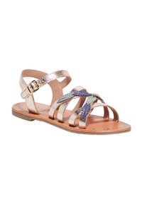 Metallische gouden sandalen met meerdere banden en bladvormige accenten in blauw en groen. Tan voetbed met decoratieve perforaties. Platte zool.