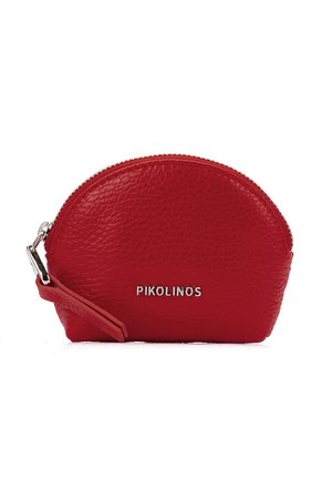 Pequeño bolso semicircular de cuero rojo con cremallera plateada y correa para la muñeca, con el logo "PIKOLINOS" en letras plateadas en el frente.