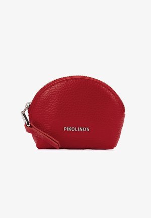 Pequeño bolso semicircular de cuero rojo con cremallera plateada y correa para la muñeca, con el logo "PIKOLINOS" en letras plateadas en el frente.