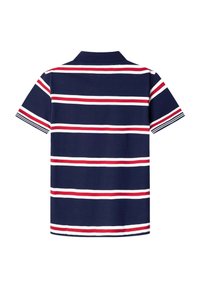 Polo de manga corta de color azul marino con rayas horizontales en rojo y blanco. El cuello y las mangas tienen detalles de ribete a rayas.