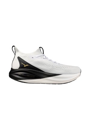 Zapatilla deportiva de running blanca y negra con parte superior de punto, lengüetas para agarrar en el talón y la lengüeta, y logo dorado en el costado.