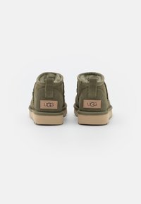 UGG CLASSIC ULTRA MINI - Botas de inverno - burnt olive
