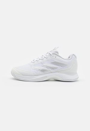 Witte sport sneaker met een mesh bovenkant, drie gestructureerde strepen aan de zijkant, vetersluiting en een gevoerde zool voor sportieve of casual kleding.