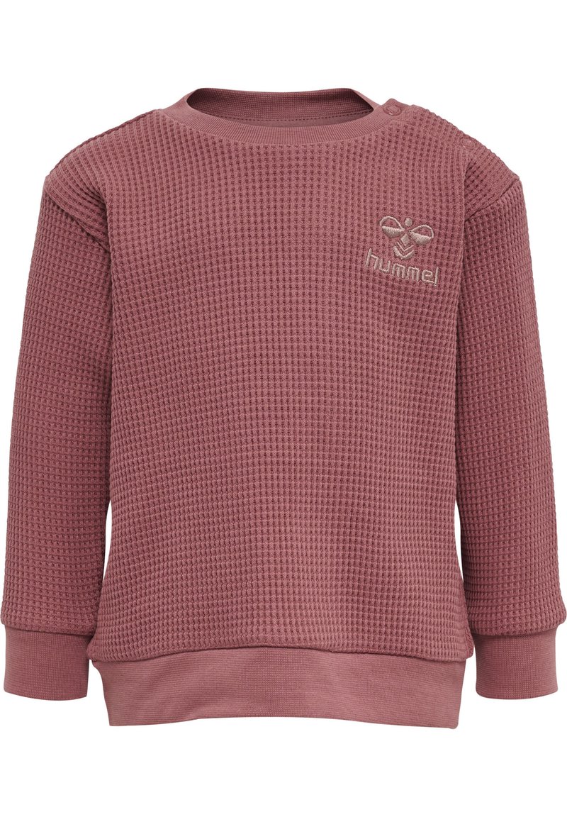 Sweatshirt à manches longues en maille gaufrée couleur rose poussiéreux avec un col rond et des poignets côtelés. Présente un logo brodé sur la poitrine gauche.