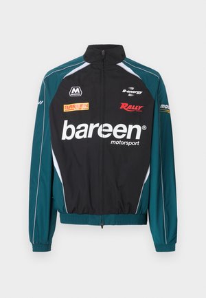 Veste de sport automobile noire et bleu sarcelle avec fermeture éclair intégrale à l'avant, logos "bareen", "Rally" et "B-energy" sur le devant et les manches.