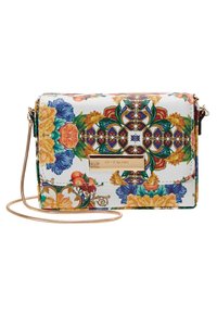 Kabelka přes rameno s květinovým potiskem, bílé pozadí, zlatými detaily a řetízkovým popruhem. Design obsahuje živé barvy a složité vzory.