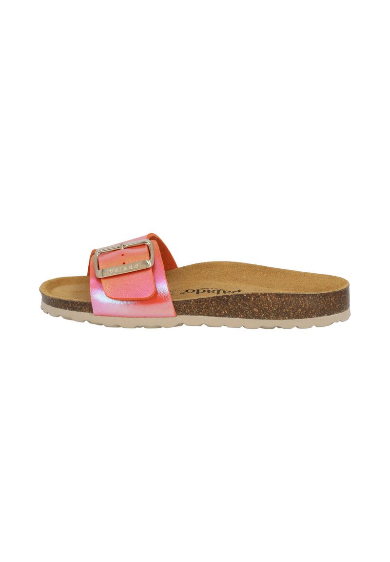 Slide-sandaal met een roze metallic band en zilveren gesp, kurken voetbed en lichte rubberen zool, met een gladde textuur en platte uitstraling.