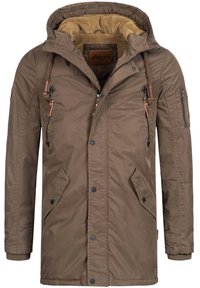 Bruine parka jas met een met bont gevoerde capuchon, ritsborstzakken, zijzakken en leren accenten. Voorzien van een drukknoopsluiting aan de voorkant en geribde manchetten.