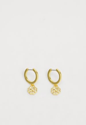 Guld øreringe i hoop-stil med små blomsterformede vedhæng dækket af klare krystaller, vist på en hvid baggrund.