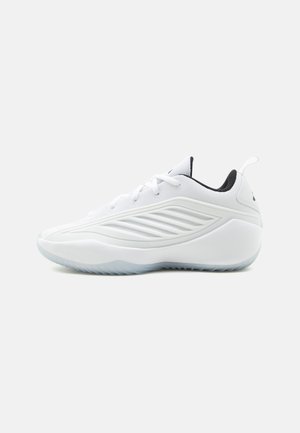 Sneaker sportiva bianca con pannelli laterali strutturati, chiusura frontale con lacci, fodera interna nera e suola traslucida su sfondo chiaro uniforme.