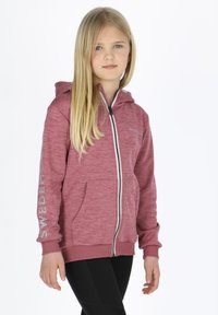 Röd melerad zip-up hoodie med dragkedja fram, två framfickor och "SWEDEN" tryckt på vänster ärm i vitt. Mjuk textur.