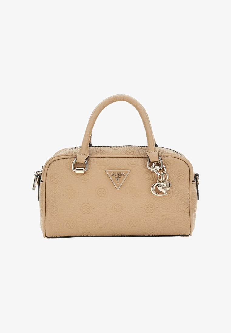 Borsa a mano beige con texture, dotata di doppi manici, targhetta con logo e dettagli in metallo argentato. Presenta una chiusura con zip e motivi decorativi.