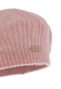 Cappellino lavorato a maglia rosa realizzato in filato morbido e testurizzato con coste verticali e una piccola etichetta in tessuto con la scritta "chic."