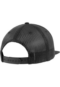 Zwarte mesh snapback pet met een solide klep. Voorzien van een verstelbare plastic band aan de achterkant en een ronde bovenkant met ventilatiegaten.
