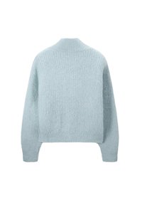 Helles blauer, kuscheliger Strickpullover mit langen Ärmeln und einem gerippten hohen Halsauschnitt, von hinten auf einem weißen Hintergrund gezeigt.