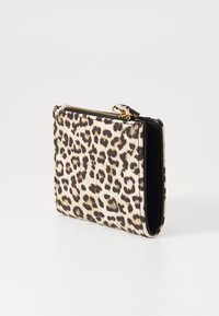 Novčanik s uzorkom leoparda od teksturiranog materijala, s zlatnim zatvaračem i crnim unutrašnjim dijelom. Kompaktni pravokutni oblik s elegantnim dizajnom.