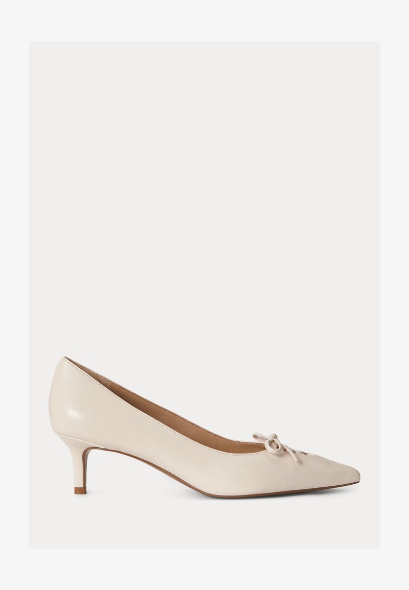 Beiger Leder-Kitten-Heel mit spitz zulaufender Spitze, kleiner Schleifendetail oben, niedrigem schlankem Absatz und glatter Oberfläche.