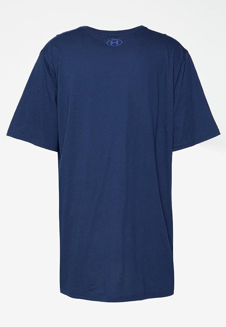 Camiseta de manga corta de color azul marino de Under Armour vista desde la parte posterior con un pequeño logotipo cerca del escote sobre un fondo blanco liso.