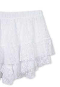 Gonna bianca in pizzo con un design a strati. Presenta una vita elasticizzata e un bordo ondulato. La texture è delicata e con motivo floreale.