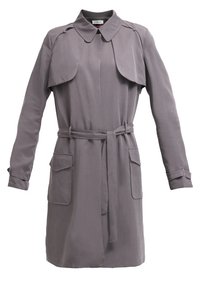 Szary trench z kołnierzem i detalem klapy, z paskiem w talii, dwoma przednimi kieszeniami oraz gładkim, teksturowanym materiałem. Długie rękawy.