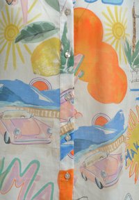 Baumwollhemd mit einem bunten grafischen Design, das Zitronen, Sonne und Vintage-Autos zeigt. Heller Hintergrund, orangefarbene und blaue Akzente sowie Knopfverschluss vorne.