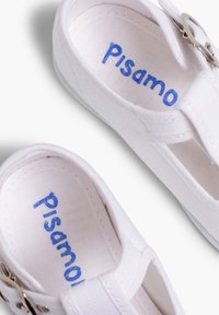 Bílé plátěné boty s otevřeným designem, na vnitřní straně mají modré logo "Pisamo" a na boku kovový přezkový prvek.