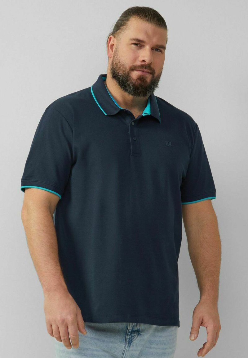 Dunkelblaues Poloshirt mit türkisfarbenen Akzenten am Kragen und an den Ärmeln. Verfügt über eine Drei-Knopfleiste und einen weichen, glatten Stoff.