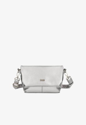 Borsa a tracolla in pelle argentata con una texture liscia, forma rettangolare, tracolla regolabile e dettaglio del logo frontale.