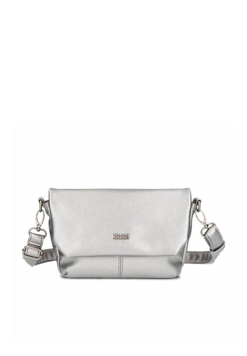 Borsa a tracolla in pelle argentata con una texture liscia, forma rettangolare, tracolla regolabile e dettaglio del logo frontale.