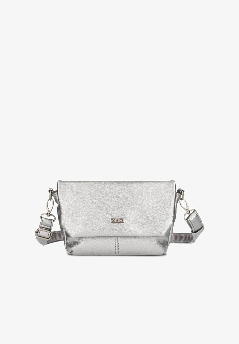 Borsa a tracolla in pelle argentata con una texture liscia, forma rettangolare, tracolla regolabile e dettaglio del logo frontale.